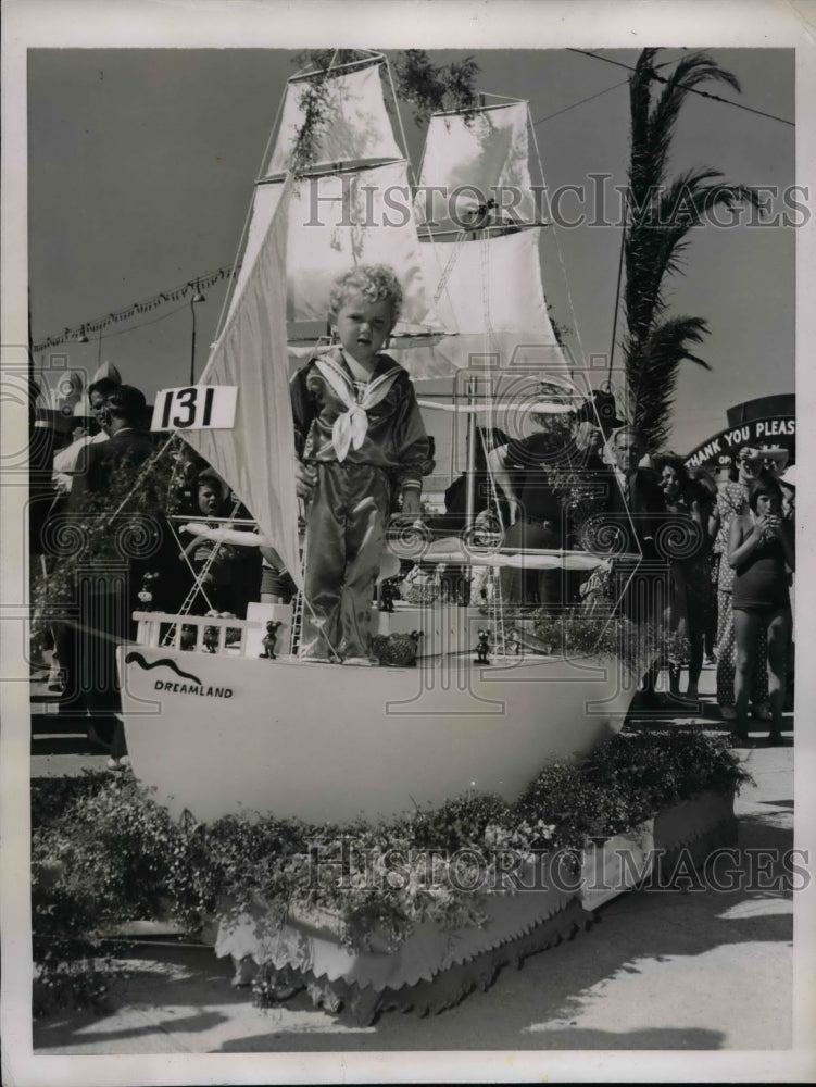 1937 Press Photo Ocean Park, Calif. parade with Wallace W Wood Jr - nea66689 - Historic Images