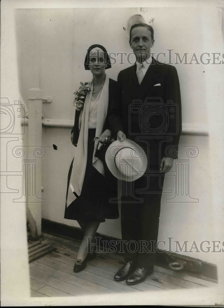 1930 Mr &amp; Mrs Gardner D. Stout sail for their honeymoon  - Historic Images