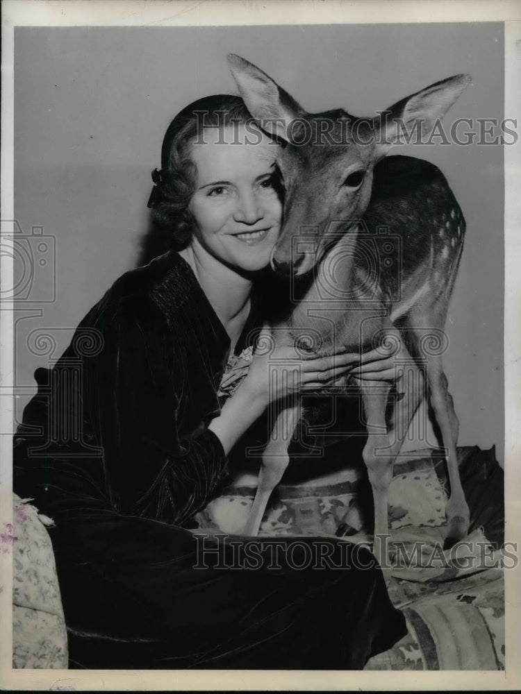 1942 Press Photo Miss Beth Putt Poses With Fawn - nea66729 - Historic Images