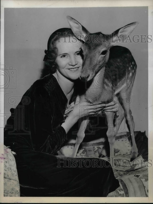 1942 Press Photo Miss Beth Putt Poses With Fawn - nea66729 - Historic Images