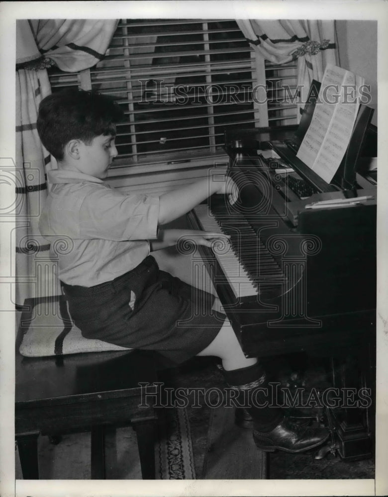 1941 Cleveland, Ohio Kenneth Wolf, at the piano at W Reserve Univ. - Historic Images
