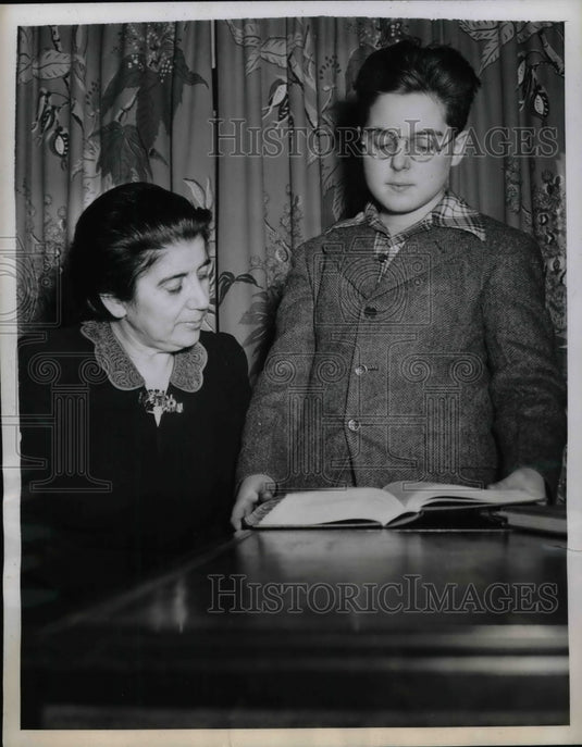 1944 Press Photo Kenneth Wolf, age 12 at Western Reserve Univ.& his mom - Historic Images