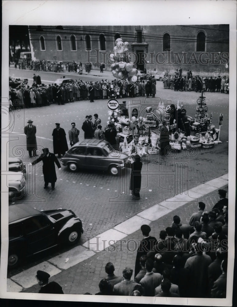 1956 Rome, Italy motorists & traffic cops at Piazza Venezia - Historic Images