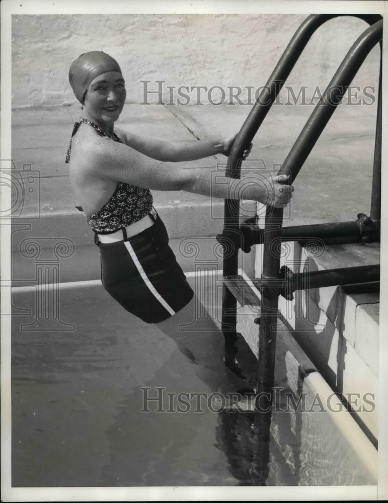 1935 Press Photo Mrs Stanley Gensler at Sea Spray Beach in Florida - Historic Images