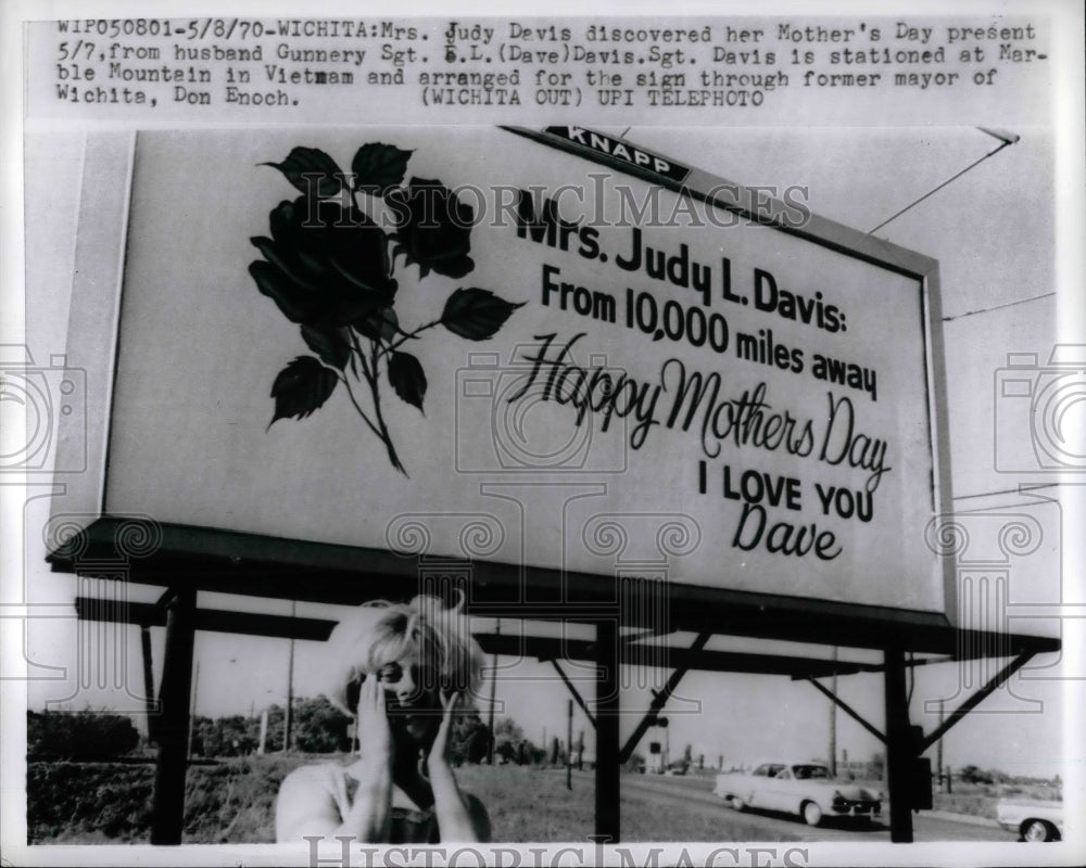 1970 Press Photo Wichita, Kansas, Mrs Judy Davis &amp; Mother&#39;s Day sign - nea66801 - Historic Images