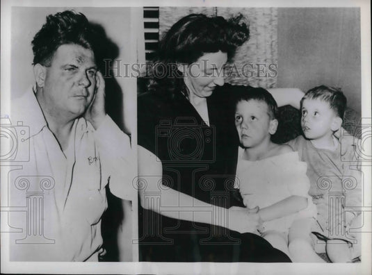 1952 Press Photo Mr & Mrs Charles Davis & sons after a Chicago fire - Historic Images