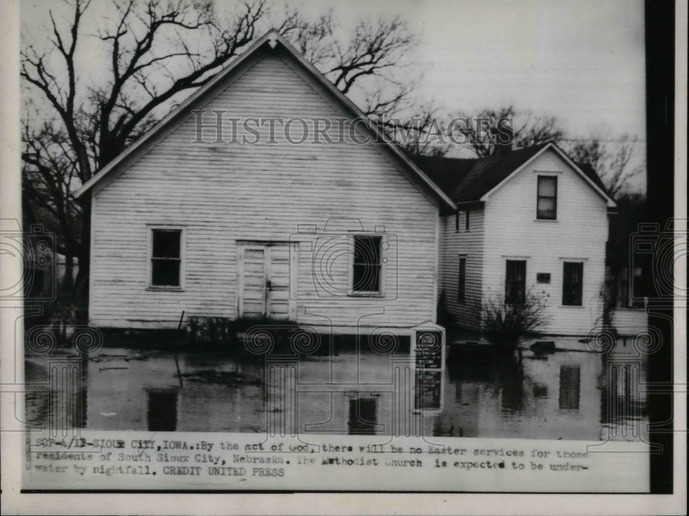 1952 Press Photo Sioux City, Iowa, flood waters surround local church - Historic Images