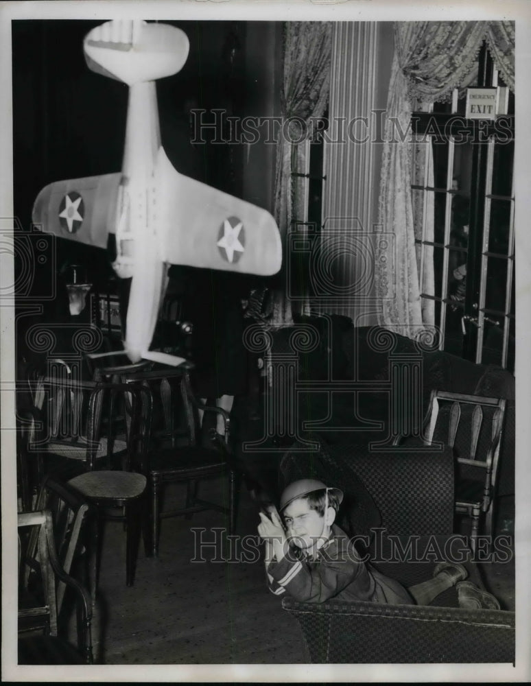 1941 Press Photo Bruce Birkenhead Shoots at American Plane at Toy Fair - Historic Images