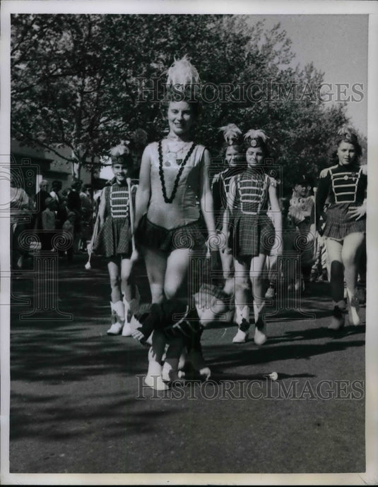 1960 Press Photo Baton Twirler, Mrs. Nancy Markey and Daughter Deborah - Historic Images