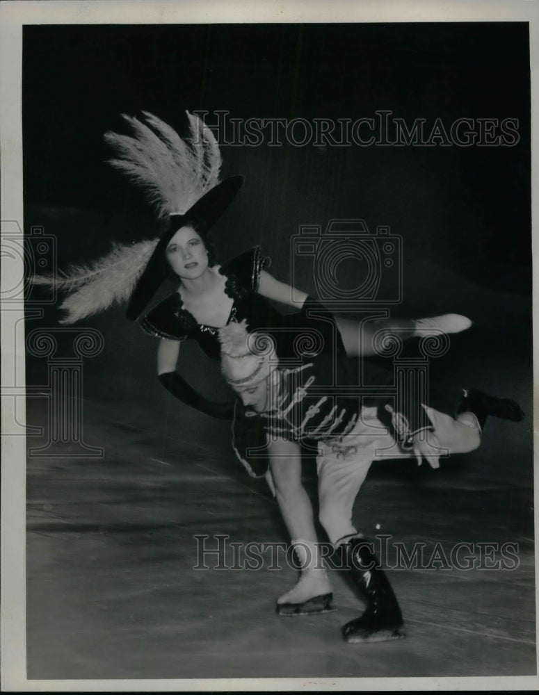 1939 Mabel Jackson &amp; Bert Clark doing &quot;Merry Widow&quot; comic number - Historic Images
