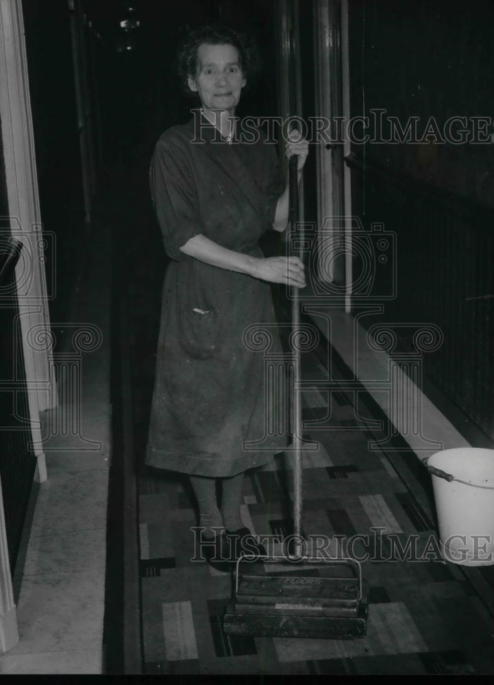 Press Photo Charwoman Mary Austin Shown In Wimbledon, London - nea67124 - Historic Images