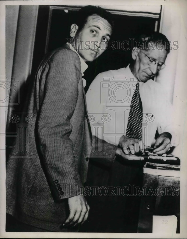 1952 Press Photo William G. Dryer being fingerprinted by Sheriff James Wood - Historic Images