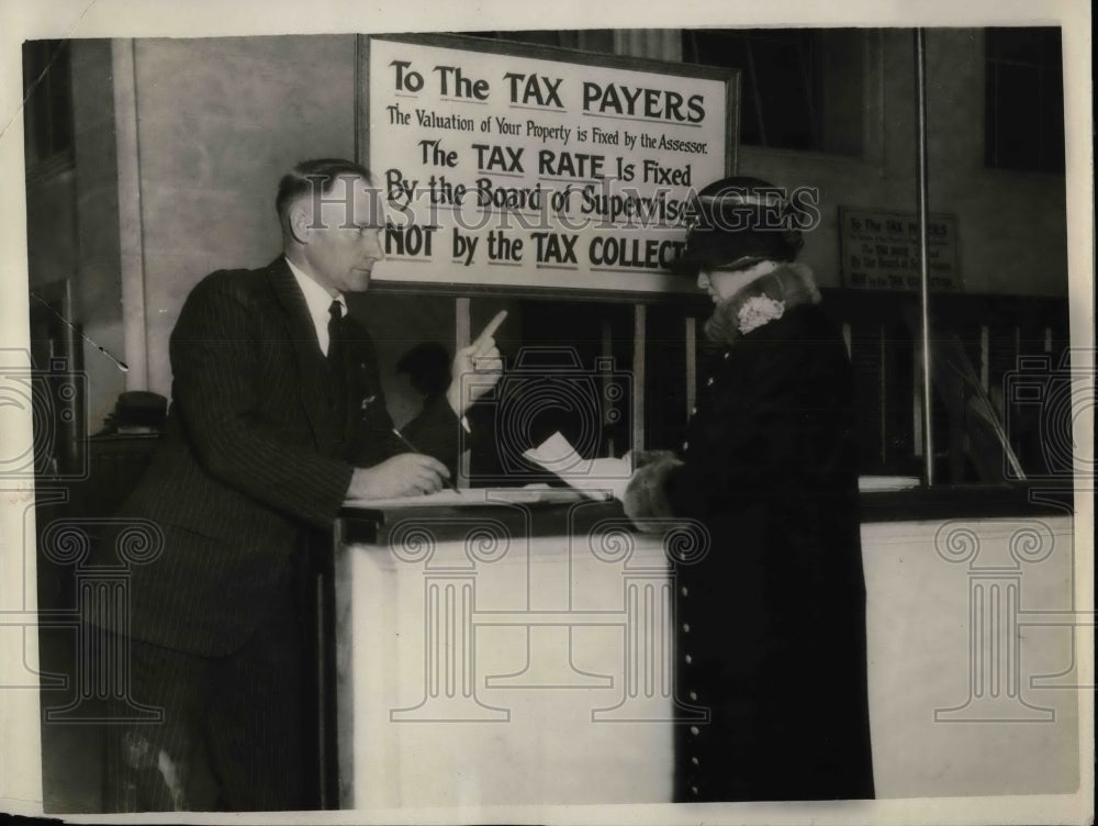 1925 Press Photo San Francisco tax collector EF Bryant &amp; a citizen - Historic Images