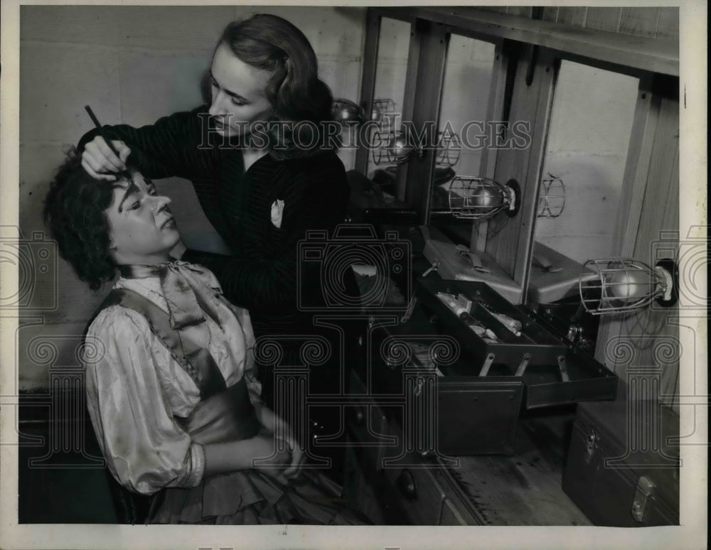 1946 Actress Janet Lemmerman has makup applied by Adeline Hiatt - Historic Images