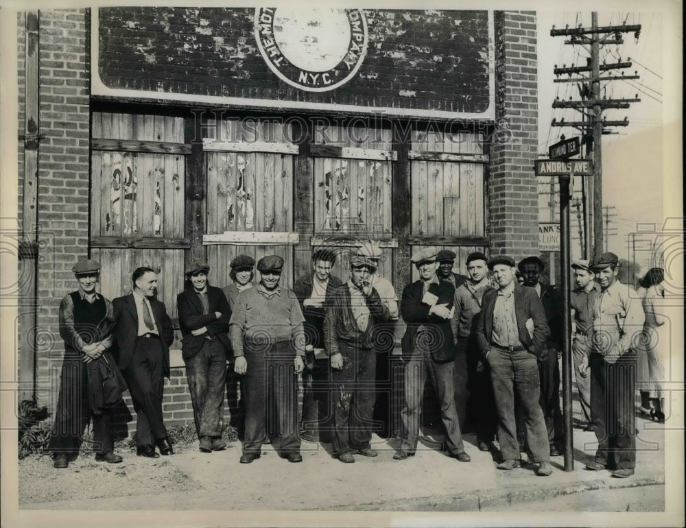 1936 Press Photo Workmen Locked Out of United Plant Due to Strike - Historic Images