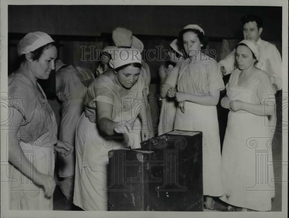 1937 Employees of Armour and Company Voted on Union Preferences - Historic Images