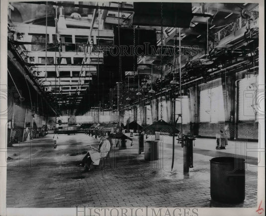 1951 Press Photo Joe Budin Reads Newspaper During Lull at Armour & Co. Chicago - Historic Images