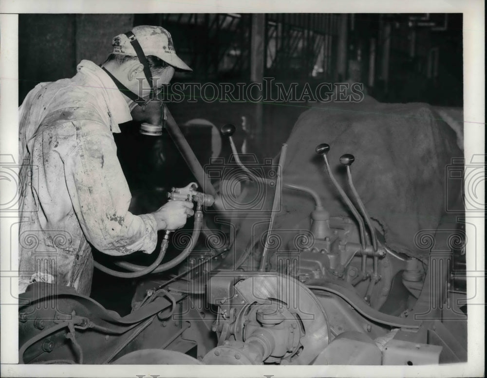 1941 Press Photo Worman painting M-3 transmission for the US military - Historic Images