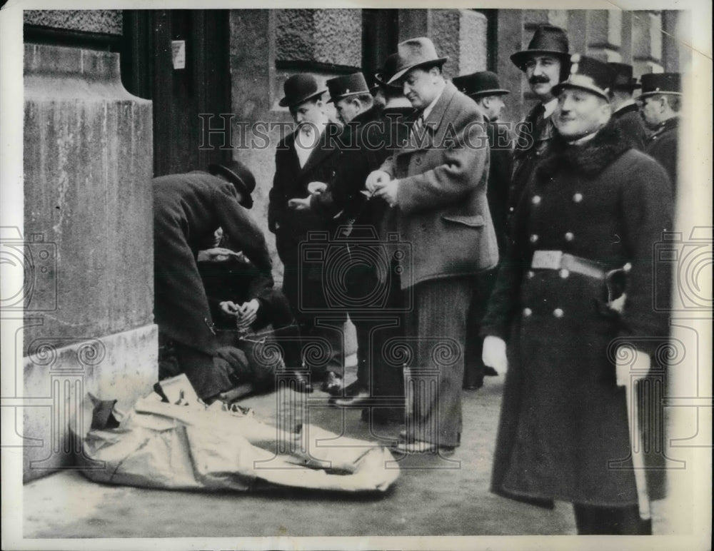 1935 Press Photo Three Killed in Robbery, Commercial Bank of Hungary in Budapest - Historic Images