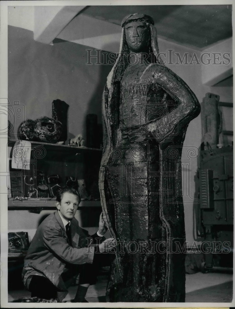 1961 Press Photo Sculptro Luigi Gheno &amp; his work in his studio - Historic Images