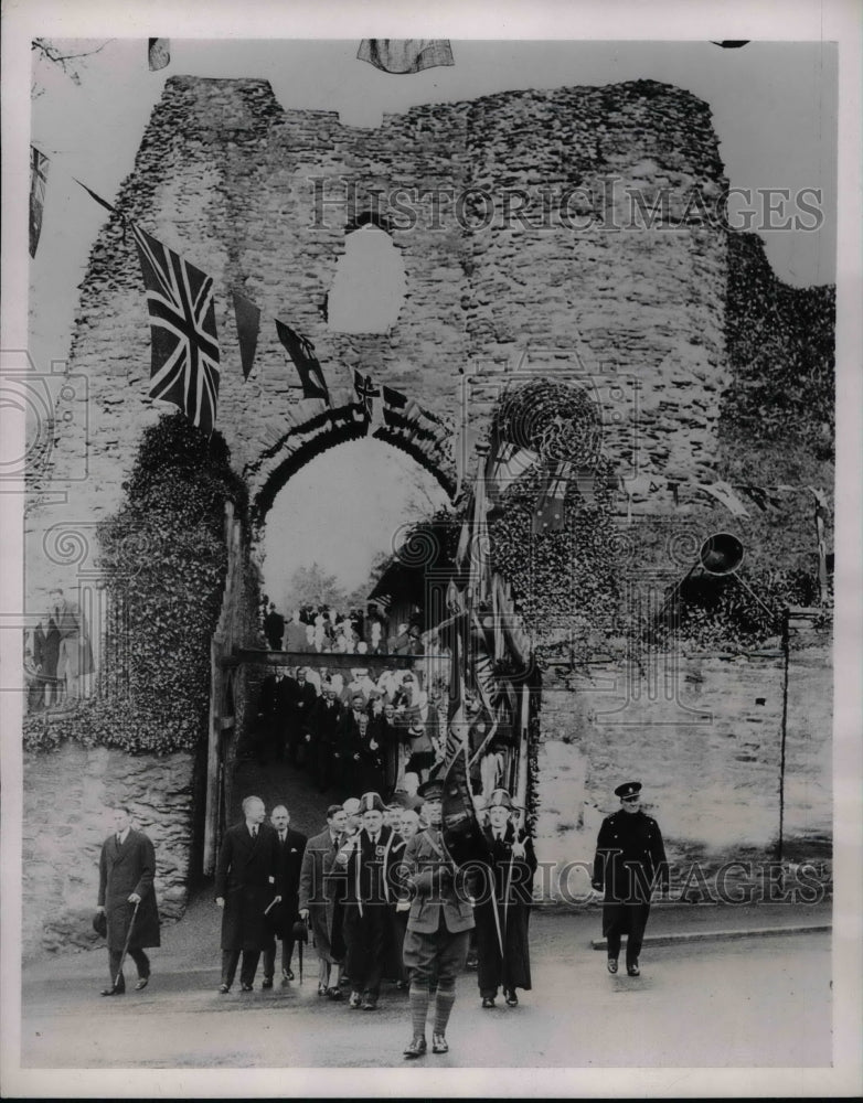 1937 Press Photo King George at launceton Castle in Cornwall - nea67466 - Historic Images