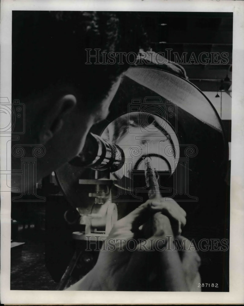 1943 Press Photo Westinghouse Electric Co. Aubrey Settle &amp; rifle bore - Historic Images
