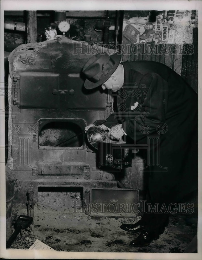 1944 Press Photo Chicago Det. Edward O&#39;Malleychecks furnace for evidence-Historic Images
