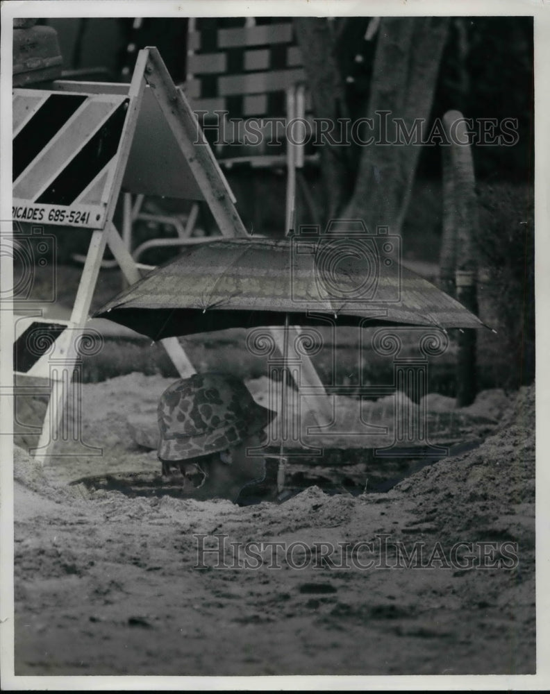 1968 Press Photo John Harris at Miami Beach, Florida sewer worker - Historic Images
