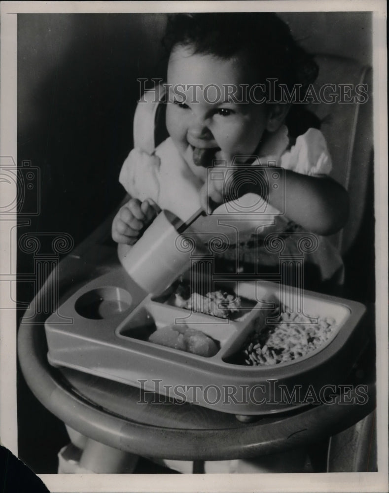 1940 Press Photo Baby Food Tray With Cup of Molded Plastic - nea67558 - Historic Images