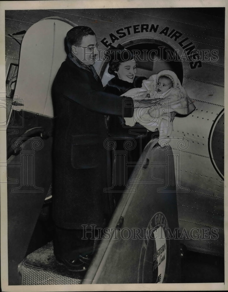 1938 Baby Leona Throat Illness Eastern Airline Flight For Treatment - Historic Images