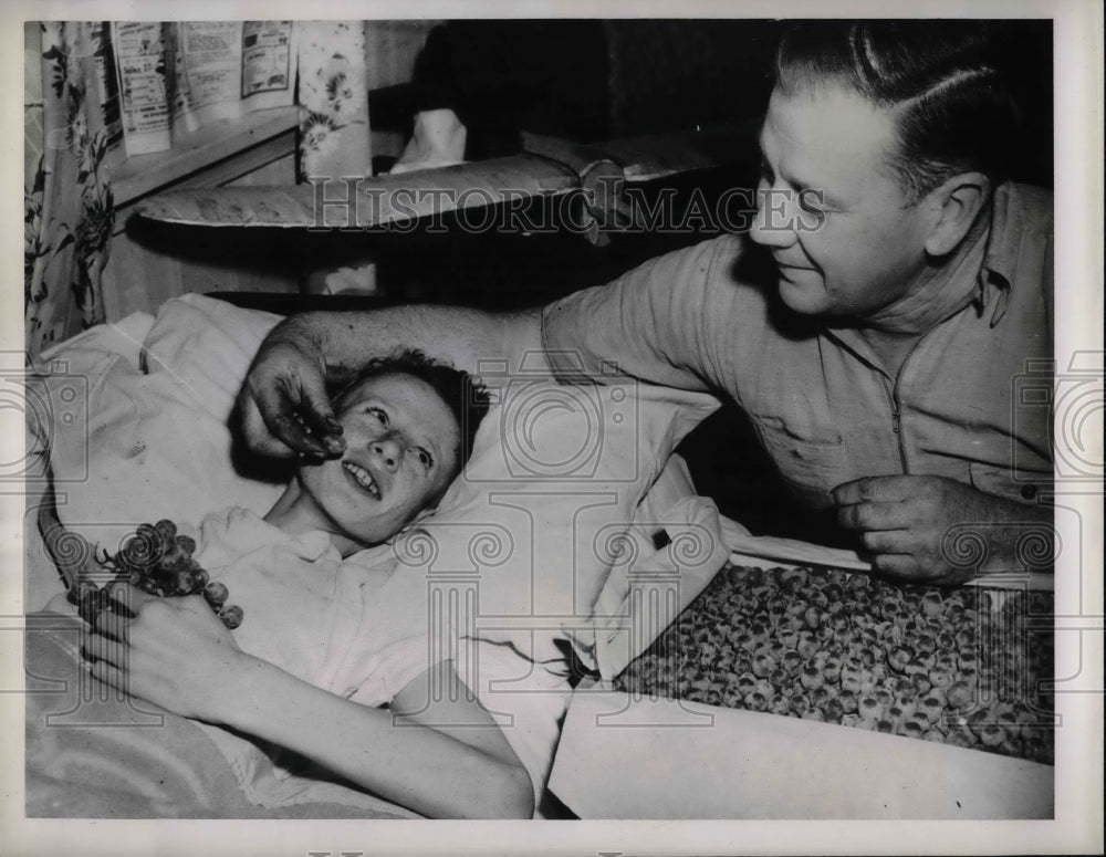 1947 Press Photo Niles Berry Age 15 on Grape Diet for Cancer - nea67594 - Historic Images