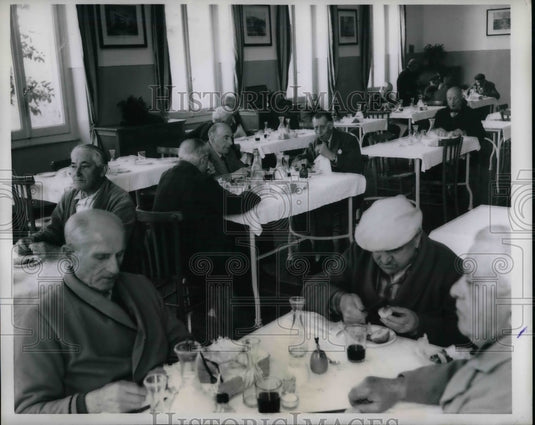 1958 dining room in home for retired seamen in Camogli, Italy - Historic Images