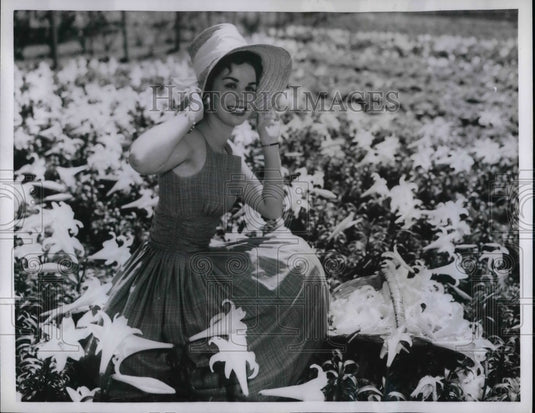 1960 Loretta Stephens Named Queen Of College At Colby Junior College - Historic Images