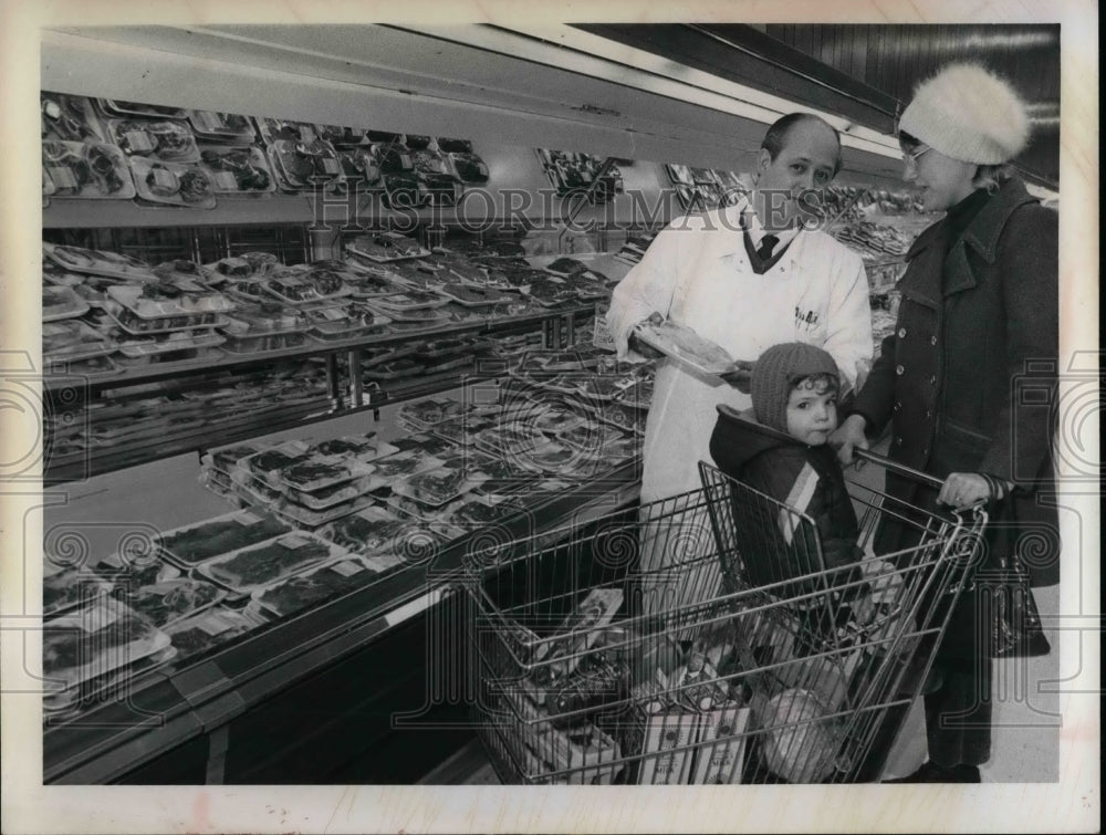1972 Press Photo Meat Manager and Customer at Stop N Shop, Brecksville - Historic Images