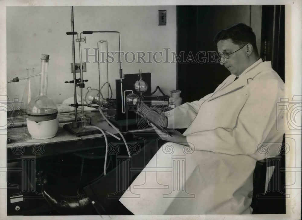 1932 Cancer scientists Ernst Waldschmidt and Arnulf Purr  - Historic Images