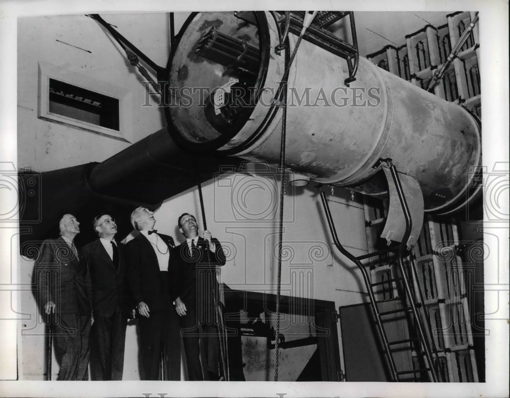 1941 Press Photo William Knudsen inspects motor testing cell in New Jersey - Historic Images