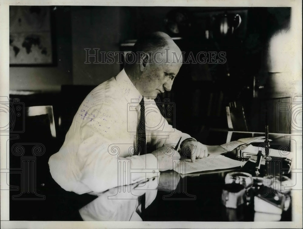 1931 Secretary of Commerce Robert P Lamght trying to keep cool - Historic Images