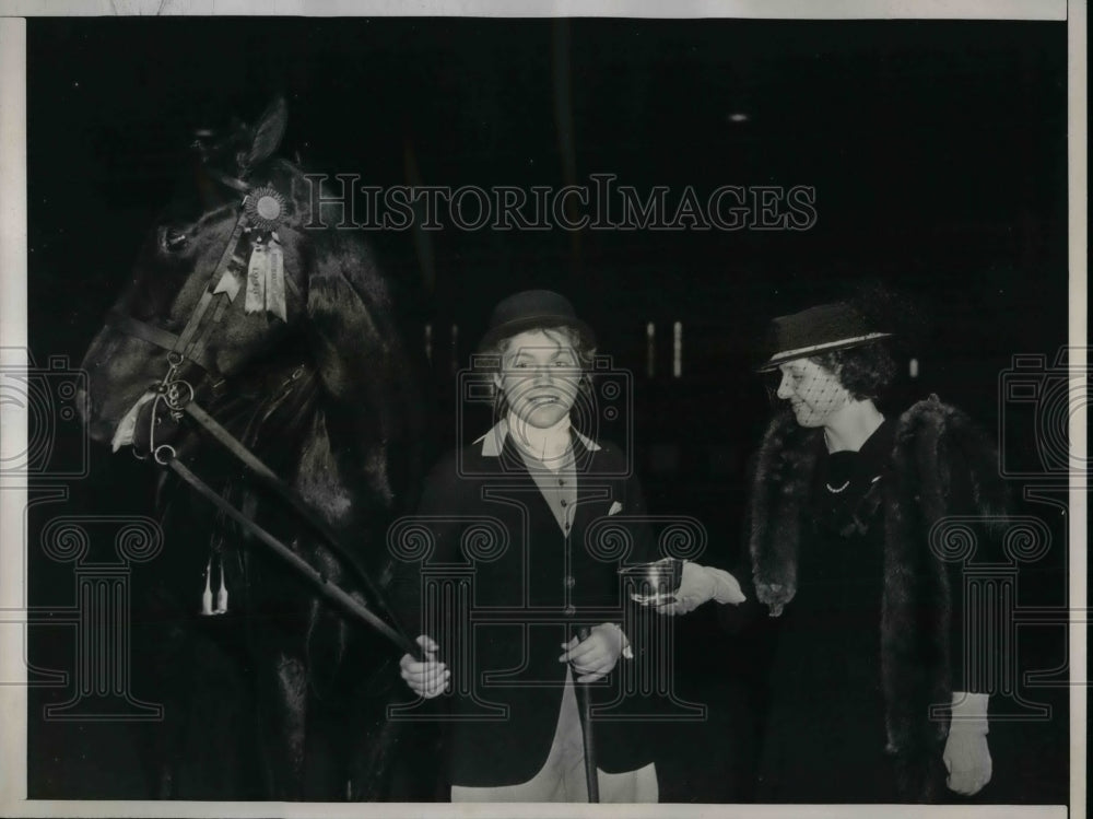 1938 Press Photo Mrs. Herbert Frost, MacLay Trophy to Althea Knickerbocker - Historic Images