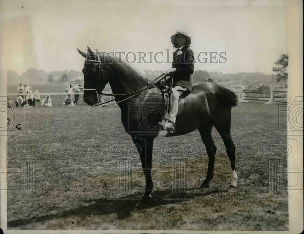 1931 Press Photo Anne R. Freeman on &quot;Dorothy Rose&quot; at Monmouth County Horse Show - Historic Images