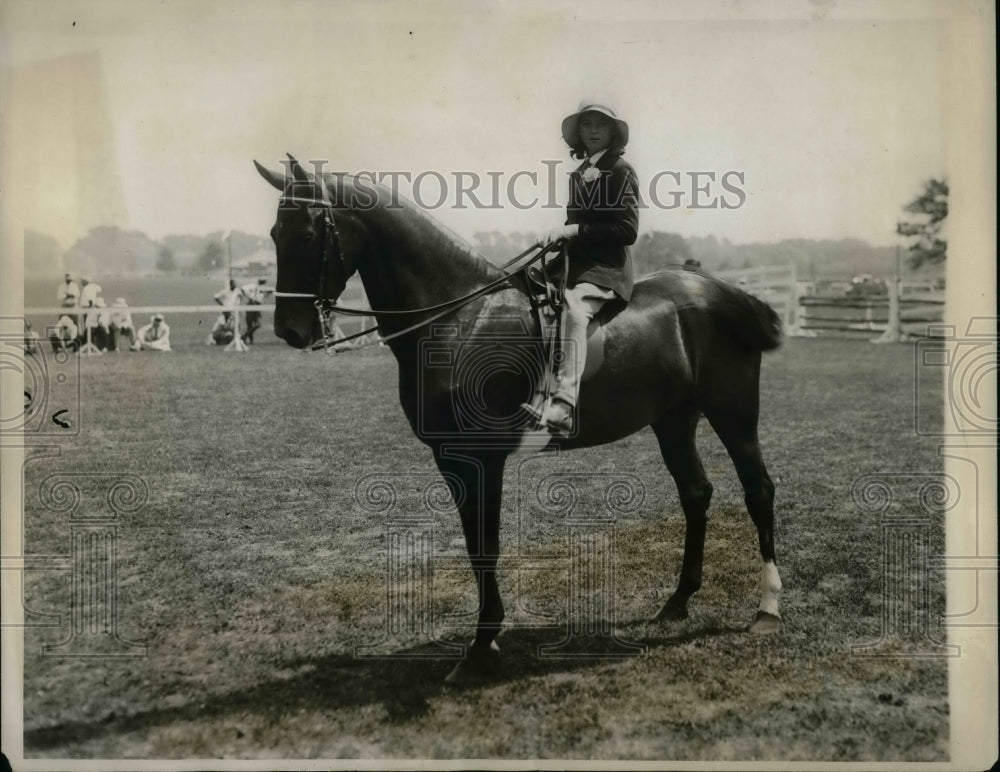 1931 Press Photo Anne R. Freeman on "Dorothy Rose" at Monmouth County Horse Show - Historic Images