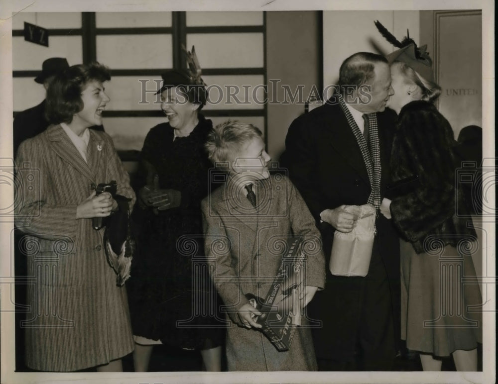 1940 Capt. Alan Kirk Welcomed From London By His Family  - Historic Images