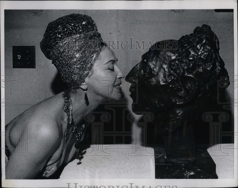 1970 Tallah Hanley, Dancer with Bronze Bust of A. Rubinstein - Historic Images