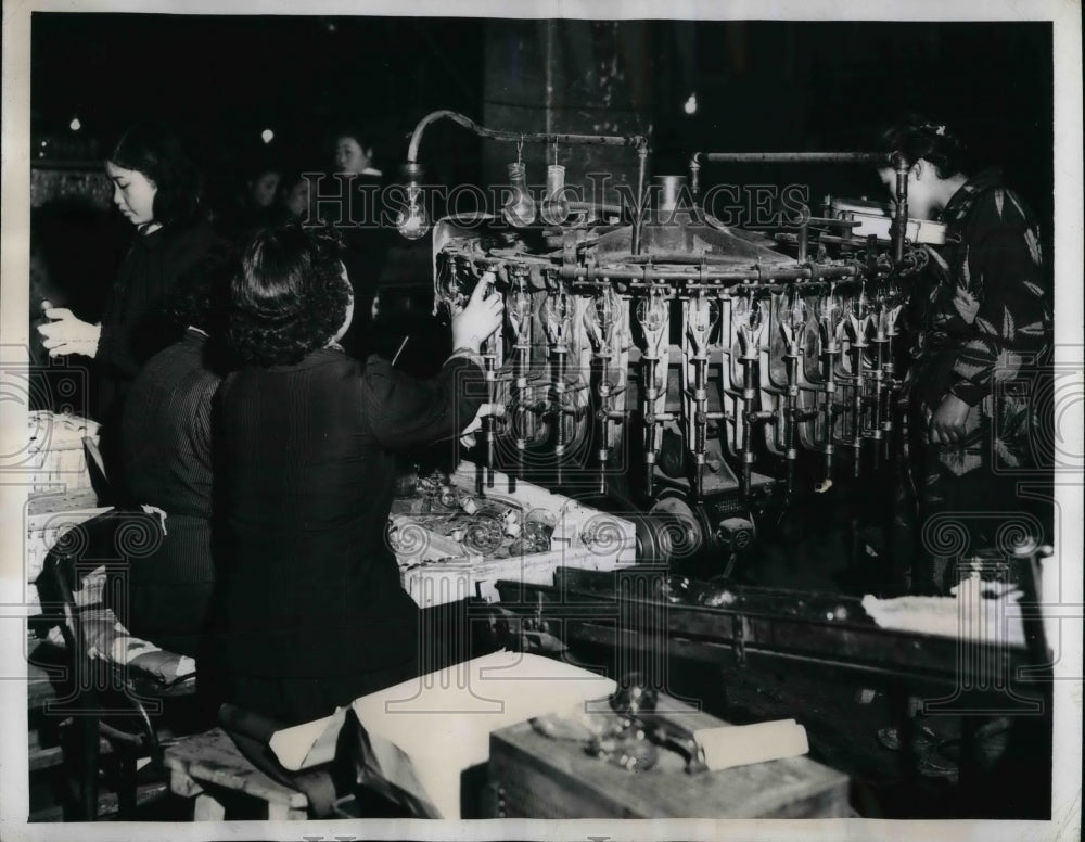 1946 Press Photo Workers at the Tokyo Shibaure Electric Comp. turn out bulbs. - Historic Images