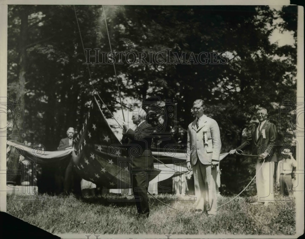 1929 Press Photo William Wayne raising a flag at centennial celebration - Historic Images