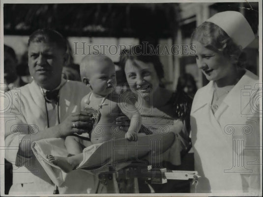 1931 Dr. Chas Wood, baby Ruth Sell and Nurse Mary at baby show - Historic Images