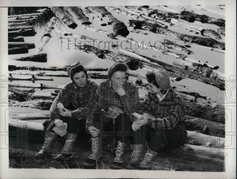 1942 Press Photo Turkey Pond Sawmill Workers take their lunch on a log. - Historic Images