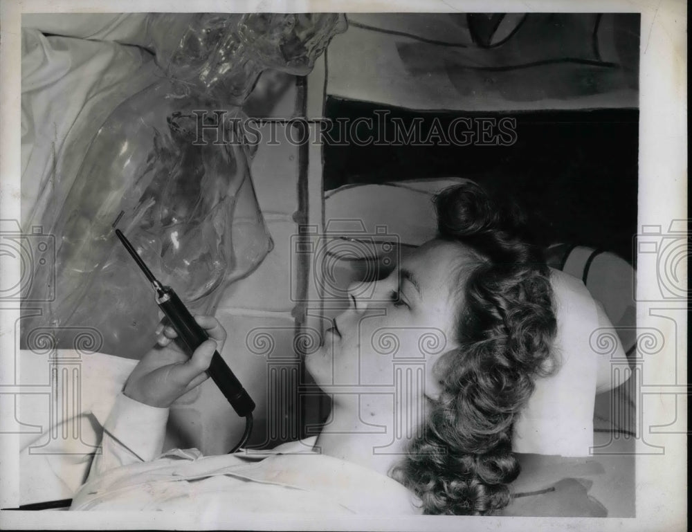 1944 Press Photo Nurse Evelyn Watson used Mechanical Siren to locate Human Steel - Historic Images