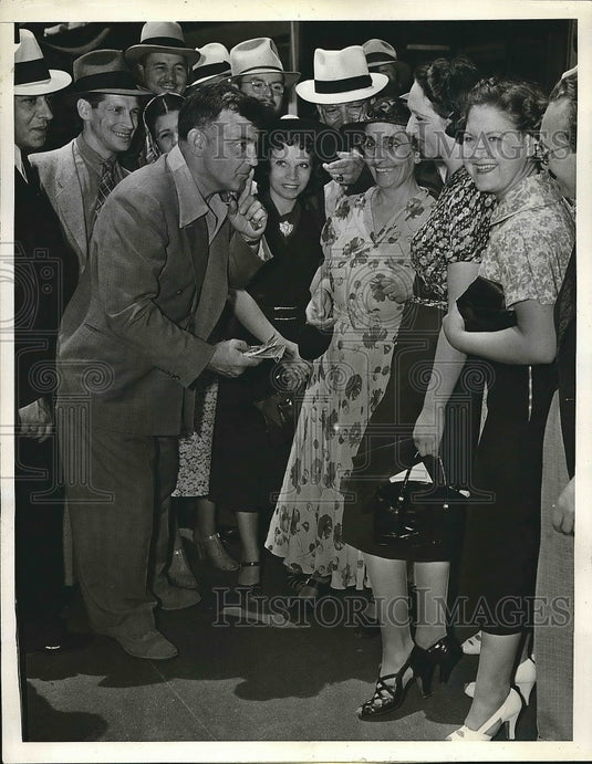 1938 Press Photo LA, Calif. Scott Kirkpatrickin a stunt with "suckers" - Historic Images