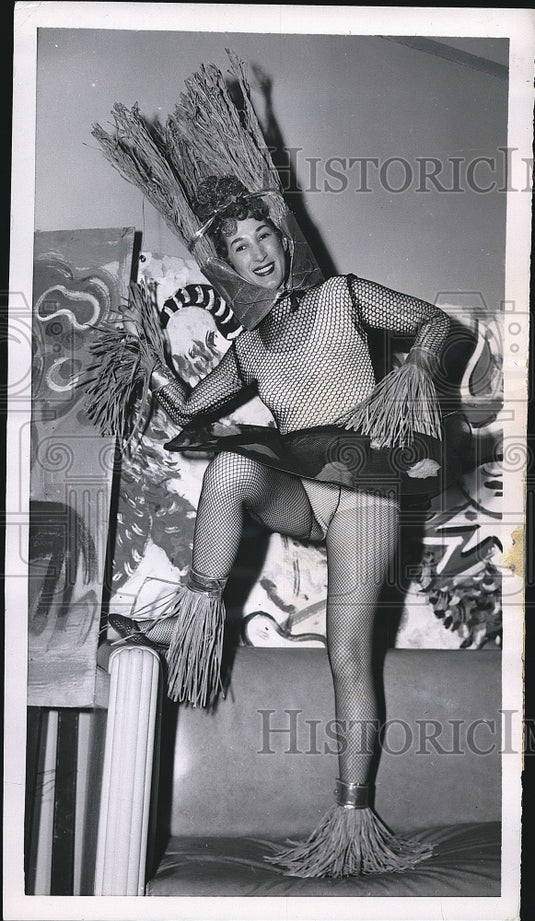 1953 Portrait painter, Mitzi Gallant & her artwork  - Historic Images