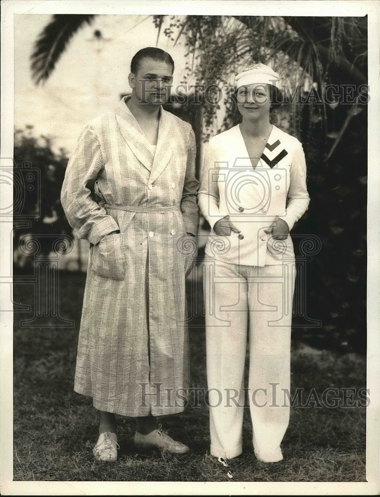 1934 U of Mich coach Harry Kipke &amp; wife in Miami Beach, Fla. - Historic Images